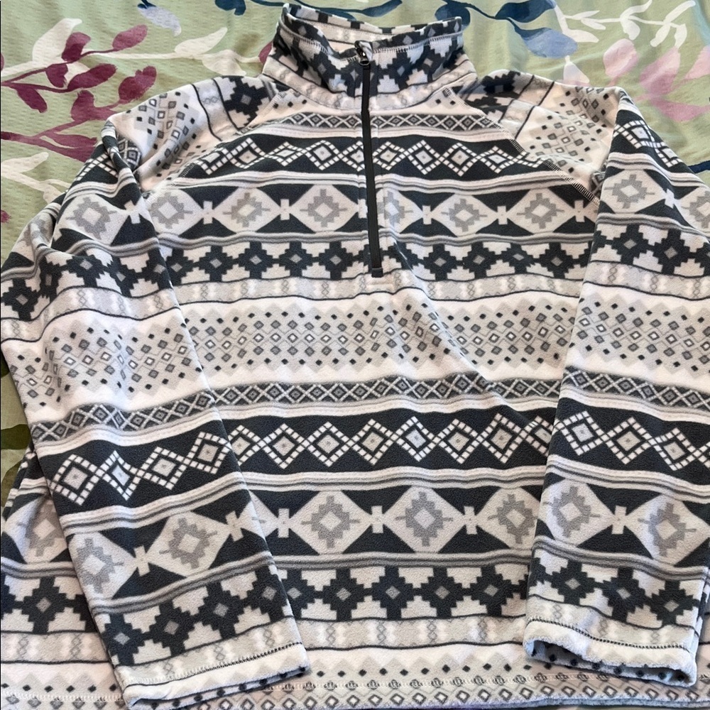 Women’s grey and white fleece 1/4 zip patterned pullover new